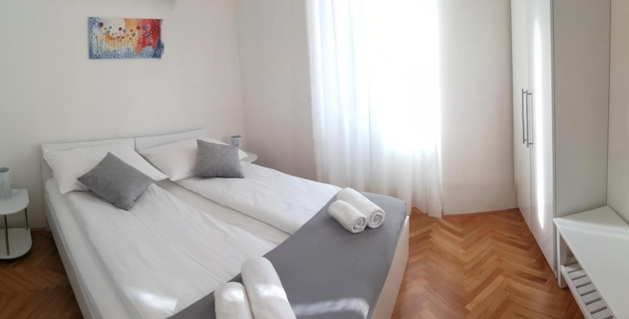 Apartments B&M Sezana Bagian luar foto
